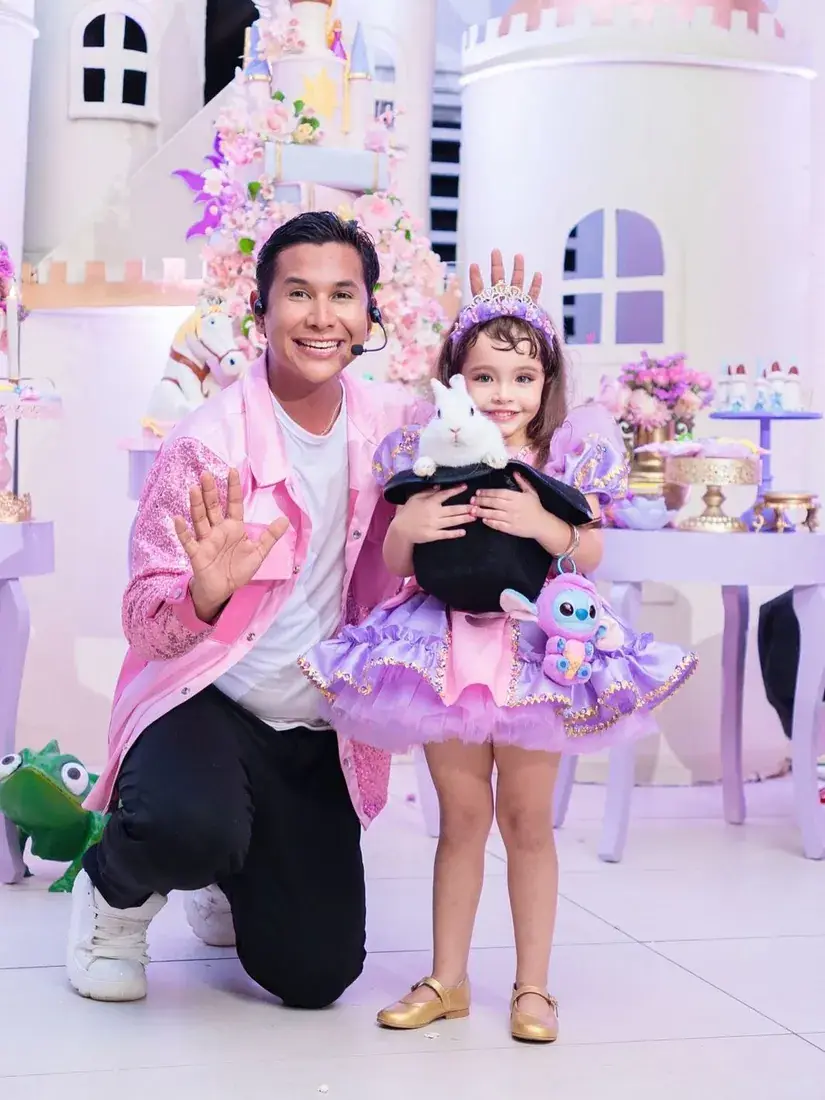 Personajes de princesas en una fiesta temática