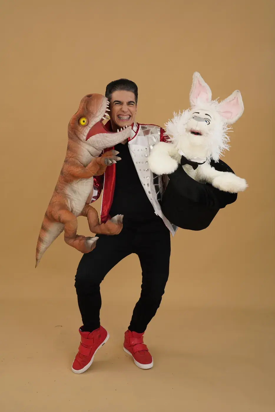 Con el dinosaurio y el conejo del show