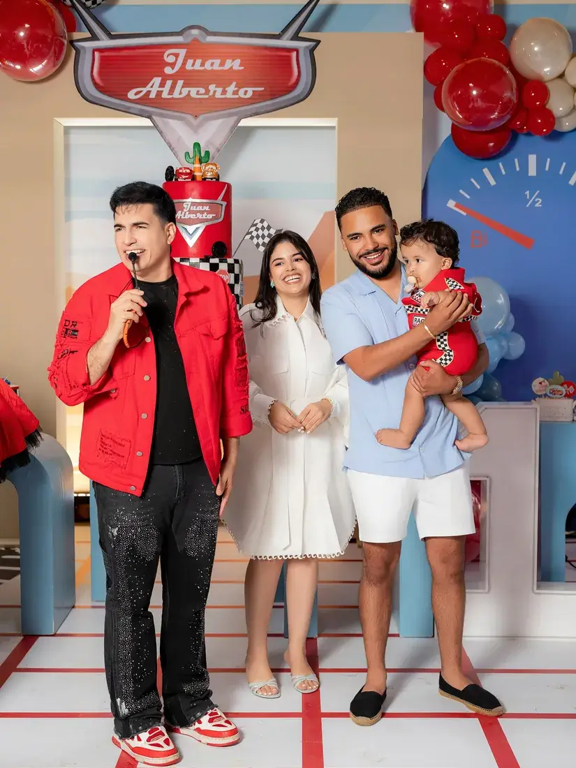 La familia del cumpleaños con el equipo de Happy Time