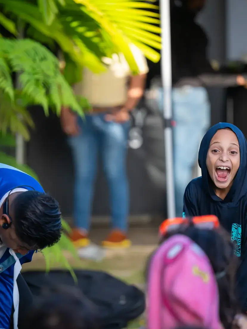 Niños jugando en un evento de Happy Time