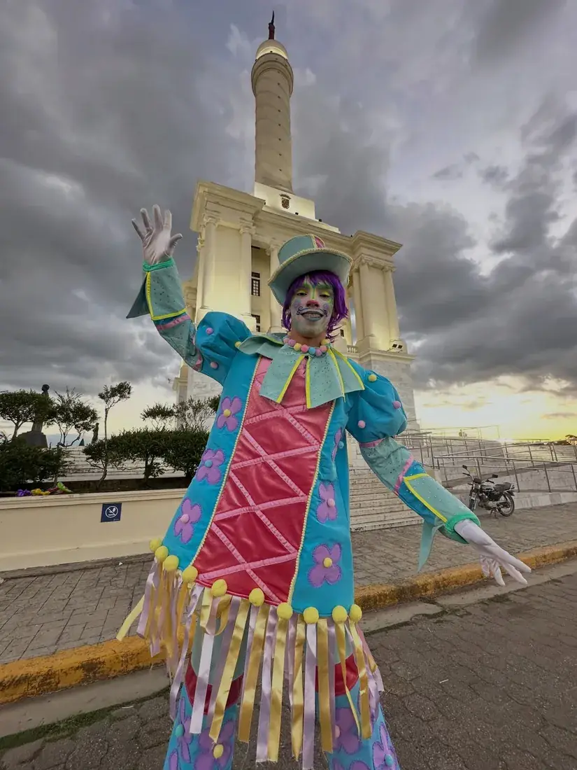 Zanquero de Happy Time frente al Monumento de Santiago